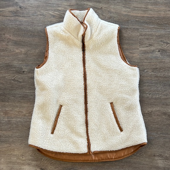 Old Navy Jackets & Blazers - Old Navy cream Sherpa vest size large